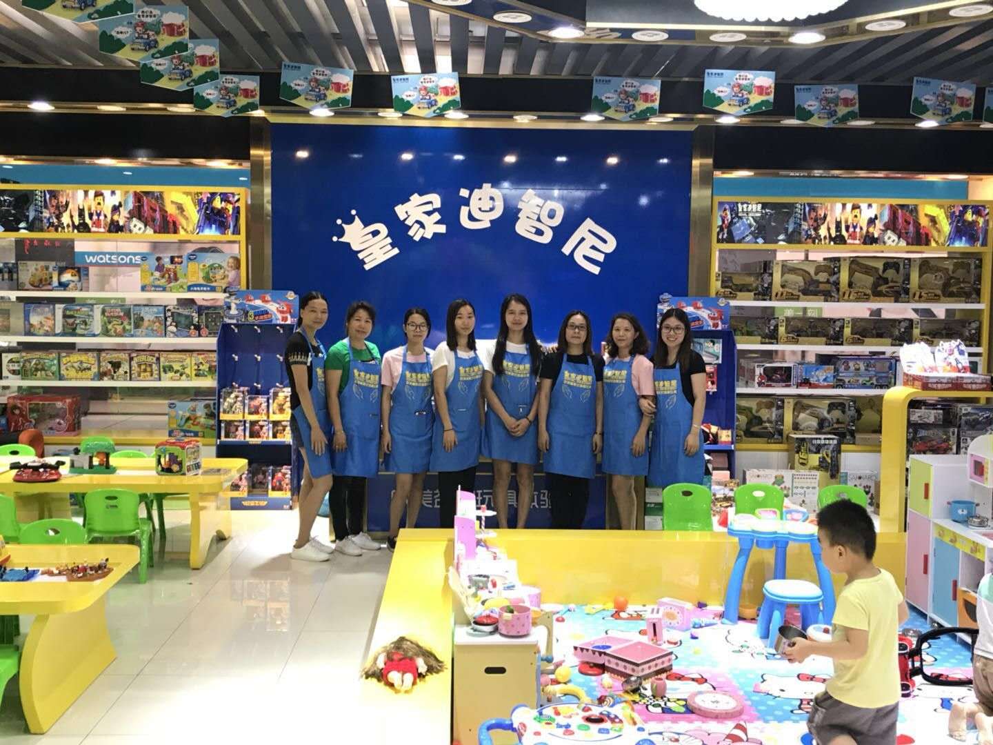 皇家迪智尼加盟玩具店的美女店員團(tuán)隊(duì)的精神  