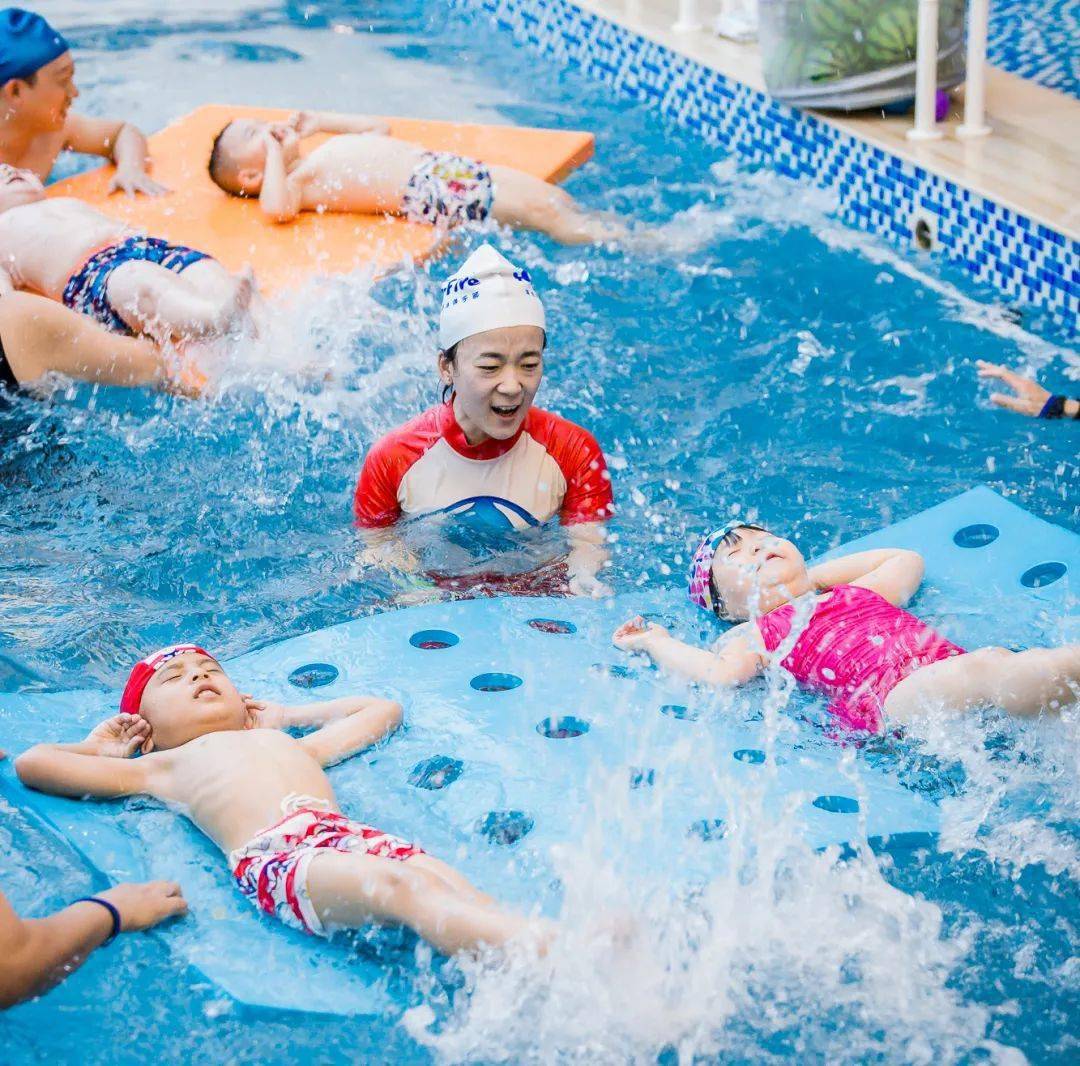 炎炎夏日，孩子想學游泳，家長需要注意哪些細節